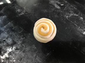 从下往上卷起来。