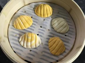 放入蒸笼饧10分钟。