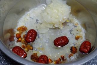 将桃胶、银耳、红枣、皂角米清洗干净，分别用水浸泡；