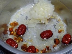 将桃胶、银耳、红枣、皂角米清洗干净，分别用水浸泡；