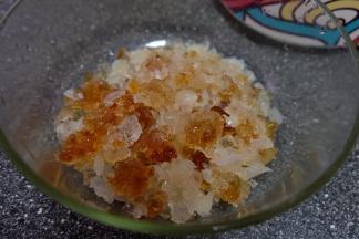 桃胶和皂角米泡的时间需要久一些，我用凉水泡了一晚上才把桃胶完全泡开；这个不好泡，必须泡的久一点，让桃胶完全泡开才可以，至少10小时以上；