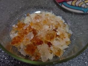 桃胶和皂角米泡的时间需要久一些，我用凉水泡了一晚上才把桃胶完全泡开；这个不好泡，必须泡的久一点，让桃胶完全泡开才可以，至少10小时以上；