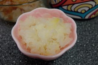 银耳相对就好泡多了，两三个小时就能泡好了，去根，撕成小块；