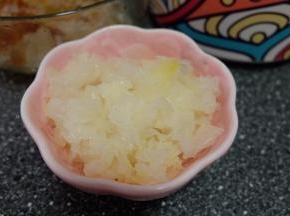 银耳相对就好泡多了，两三个小时就能泡好了，去根，撕成小块；