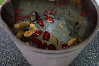 把所有食材放进豆浆机里，红枣要去核，水量加到最高水位，1300ml；
