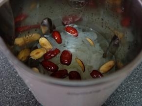 把所有食材放进豆浆机里，红枣要去核，水量加到最高水位，1300ml；