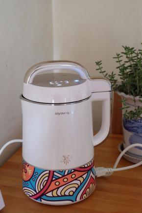 豆浆机通电，启动豆浆机“五谷”程序制作。