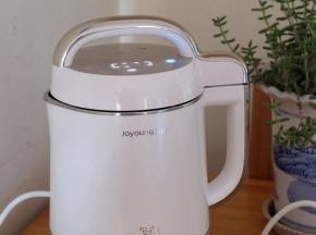 豆浆机通电，启动豆浆机“五谷”程序制作。