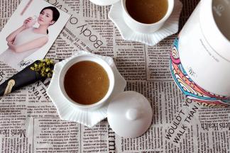 豆浆机工作结束，美味的桃胶银耳羹就制作好了，胶质黏稠却又不失顺滑，口感相当不错。因为有冰糖，甜甜的，盛了两碗出来，我一碗，大闺女一碗，她也喝的美美的，直呼好喝。