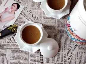 豆浆机工作结束，美味的桃胶银耳羹就制作好了，胶质黏稠却又不失顺滑，口感相当不错。因为有冰糖，甜甜的，盛了两碗出来，我一碗，大闺女一碗，她也喝的美美的，直呼好喝。