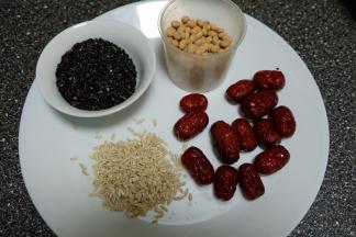 称好食材的份量，豆浆好不好喝，浓稠度如何，跟各种食材的重量是有关系的，太稀了或太稠了口感都不会太好，如果没有厨房称，用豆浆机自带的小量杯来测量每种食材的份量也是不错的。