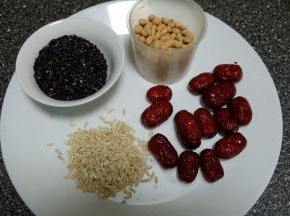 称好食材的份量，豆浆好不好喝，浓稠度如何，跟各种食材的重量是有关系的，太稀了或太稠了口感都不会太好，如果没有厨房称，用豆浆机自带的小量杯来测量每种食材的份量也是不错的。