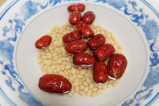 把干黄豆和红枣用清水冲洗后浸泡一晚；（因为我一般都是睡前准备食材，干豆也可以制作，但还是推荐把豆子提前泡2小时以上比较有利于制作豆浆）