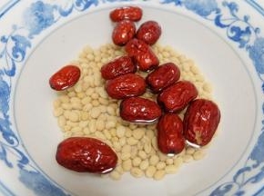 把干黄豆和红枣用清水冲洗后浸泡一晚；（因为我一般都是睡前准备食材，干豆也可以制作，但还是推荐把豆子提前泡2小时以上比较有利于制作豆浆）