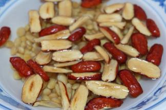 泡好的黄豆和红枣，制作前需要把红枣去核；