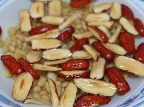 泡好的黄豆和红枣，制作前需要把红枣去核；