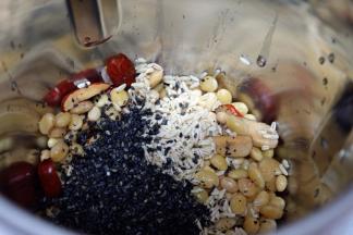 把各种食材一起丢进豆浆机里；