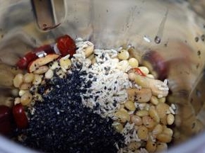 把各种食材一起丢进豆浆机里；