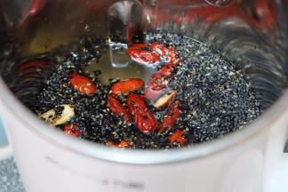 加入适量的清水。我一般这个份量的食材，加水是加到豆浆机的最高水位线，也就是1300ml，能倒出5－6杯豆浆；