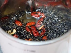 加入适量的清水。我一般这个份量的食材，加水是加到豆浆机的最高水位线，也就是1300ml，能倒出5－6杯豆浆；