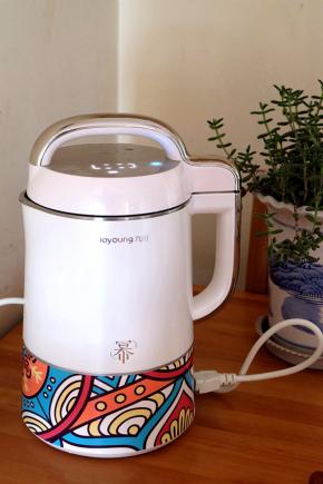 豆浆机通电，选择“五谷”模式制作；