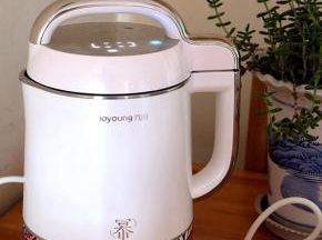 豆浆机通电，选择“五谷”模式制作；