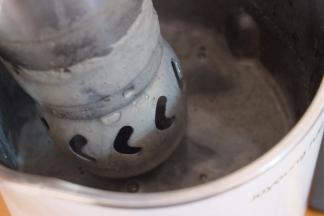 豆浆制作完毕，提出机头，把豆浆倒出来就可以了，熟黑芝麻的香味很好闻，有点像黑芝麻糊的感觉；