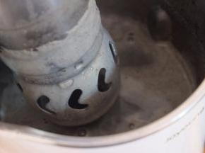 豆浆制作完毕，提出机头，把豆浆倒出来就可以了，熟黑芝麻的香味很好闻，有点像黑芝麻糊的感觉；