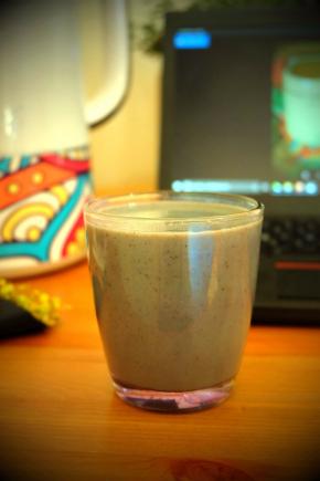 倒进杯子里，就可以开喝了。