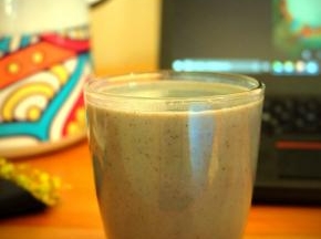 倒进杯子里，就可以开喝了。