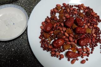 准备制作豆浆的原材料；