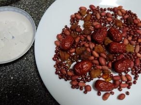 准备制作豆浆的原材料；