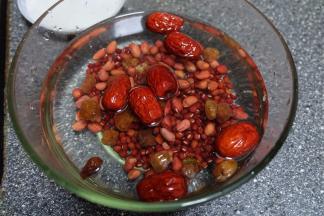 用清水将红豆、花生、红枣、桂圆干浸泡2小时以上，如果早上食用的话，可以在睡觉前泡上；