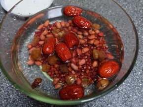 用清水将红豆、花生、红枣、桂圆干浸泡2小时以上，如果早上食用的话，可以在睡觉前泡上；