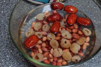 浸泡后的食材都有所鼓涨；