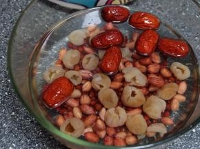 浸泡后的食材都有所鼓涨；