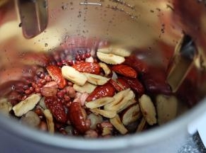 把食材全部放进豆浆机里，加上清水；一般这个份量的食材，水量需要加到最高水位线，也就是1300ml的位置；