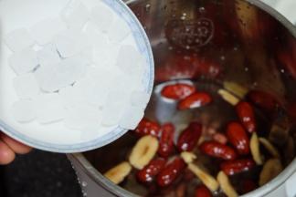 把冰糖放进去，也可以等豆浆制作好以后再放冰糖或砂糖，也可以在做之前就放进去，当然，如果不喜欢甜口味的豆浆也可以不放；