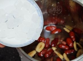 把冰糖放进去，也可以等豆浆制作好以后再放冰糖或砂糖，也可以在做之前就放进去，当然，如果不喜欢甜口味的豆浆也可以不放；