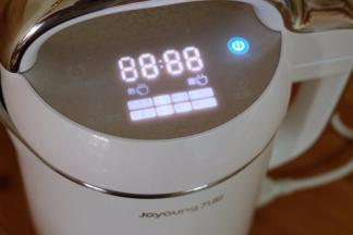 给豆浆机通电，启动“五谷”键，制作开始；