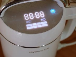 给豆浆机通电，启动“五谷”键，制作开始；