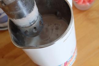 豆浆机工作完成，提起机头，就可以看到打好的香浓豆浆了，空气中都有股甜丝丝的味道；