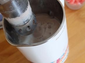 豆浆机工作完成，提起机头，就可以看到打好的香浓豆浆了，空气中都有股甜丝丝的味道；