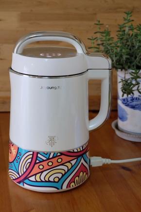 顺便秀一下我的新豆浆机，颜值还不错吧，早上发了张照片到朋友圈，一片点赞的！