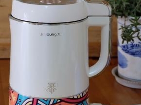 顺便秀一下我的新豆浆机，颜值还不错吧，早上发了张照片到朋友圈，一片点赞的！