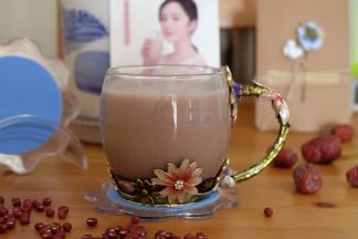 倒进喜欢的杯子里，放至温热，就可以喝啦。如此香浓的营养豆浆，你在外面是买不到的，味道超赞的哦。喜欢喝豆浆的小伙伴，准备起食材，明天早上做起来吧！