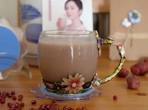 倒进喜欢的杯子里，放至温热，就可以喝啦。如此香浓的营养豆浆，你在外面是买不到的，味道超赞的哦。喜欢喝豆浆的小伙伴，准备起食材，明天早上做起来吧！