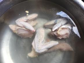 接着将鸡翅洗净