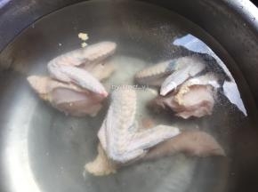 接着将鸡翅洗净