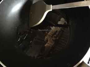 接着热油锅，放入适量食用油加热